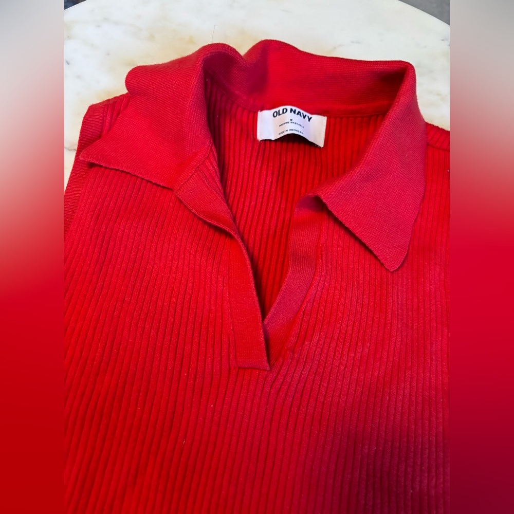 Read sleeveless short top. Size small Old Navy.